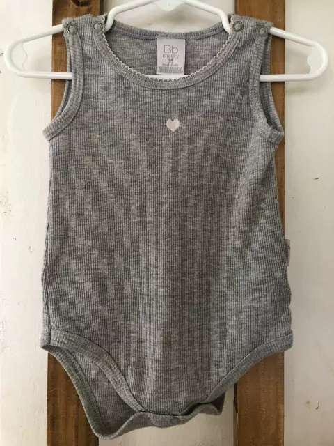 6M | Body gris sin mangas con corazón. CHEEKY. Talle M de bebé. 6 meses.