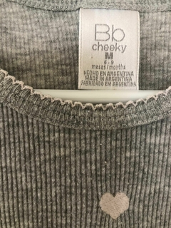 6M | Body gris sin mangas con corazón. CHEEKY. Talle M de bebé. 6 meses. - comprar online