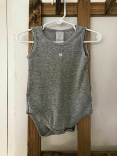 6M | Body gris sin mangas con corazón. CHEEKY. Talle M de bebé. 6 meses. en internet
