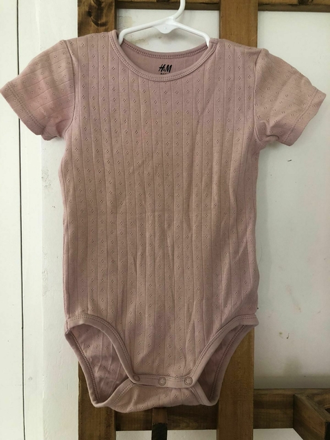 Body MC rosa viejo. HYM. 18/24 meses.