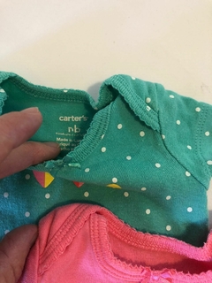 RN | Dos bodys verde con corazones y rosa. CARTERS. Recién nacido. en internet