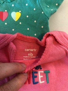 RN | Dos bodys verde con corazones y rosa. CARTERS. Recién nacido. - comprar online