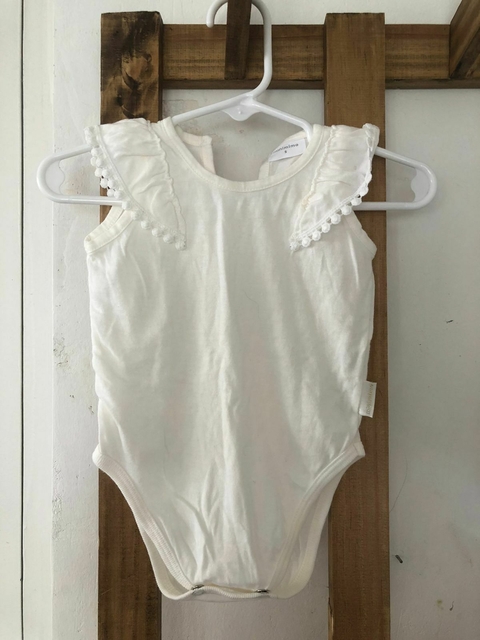 3M | Body blanco con volados en manga. Mini MMO. Talle S. 3 meses.