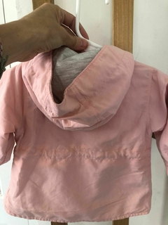 6M | Campera finta rosa forrada en algodón gris adentro con capucha. Mini MIMO. Talle M. 6 meses. - comprar online