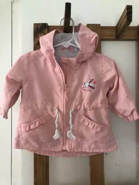 6M | Campera finta rosa forrada en algodón gris adentro con capucha. Mini MIMO. Talle M. 6 meses.