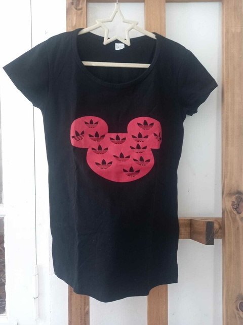 Remera negra con Mickey. Talle 10 años.