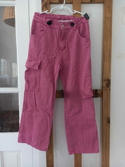 Pantalón rosa cargo. 8/9 años. 29 cm de cintura. Tiene elástico regulable.