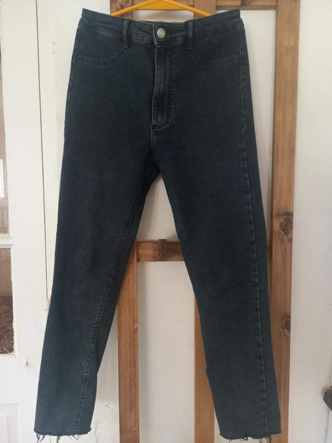 Jean negro Talle 28. ZARA. 33 CM de cintura. Ver foto etiqueta.