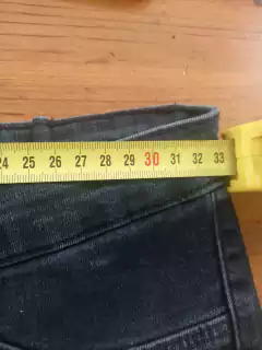 Jean negro Talle 28. ZARA. 33 CM de cintura. Ver foto etiqueta. - Lo Canto • Moda Circular