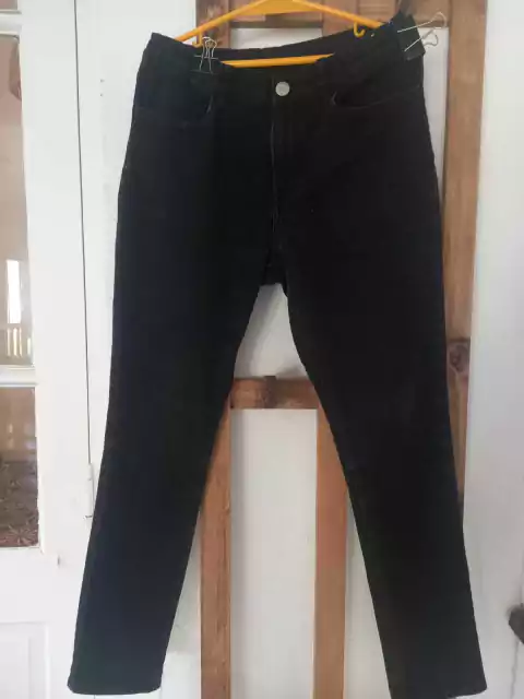 Jean negro con elástico regulable en la cintura. HYM. Talle 16 años. 35 cm la cintura.