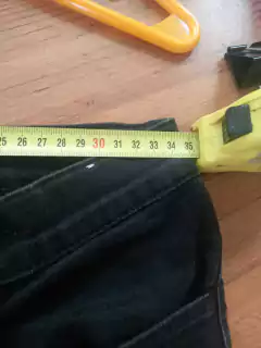 Jean negro con elástico regulable en la cintura. HYM. Talle 16 años. 35 cm la cintura. - Lo Canto • Moda Circular