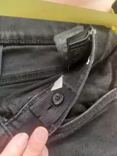 Jean negro con elástico regulable en la cintura. HYM. Talle 16 años. 35 cm la cintura. en internet