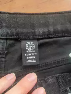 Jean negro con elástico regulable en la cintura. HYM. Talle 16 años. 35 cm la cintura. - comprar online