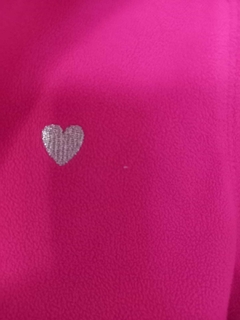 Polar rosa fucsia con cierre y corazón. OSHKOSH. Talle 8 años. - Lo Canto • Moda Circular