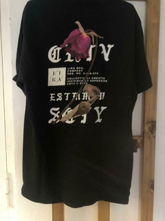 Remera negra MC con flor. Talle S de adulto. - comprar online