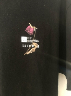 Remera negra MC con flor. Talle S de adulto. en internet