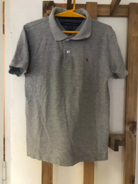 12A | Remera chomba gris. TOMMY. Talle 12 años.