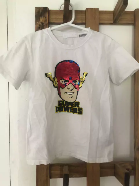 Outlet. Remera MC blanca Flash con lentejuelas que se dan vuelta. ZARA. 6 años. Manchita.