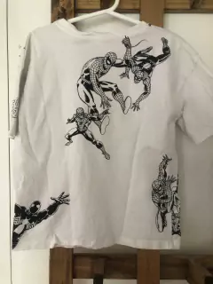 Outlet- Remera MC blanca con Spiderman y bolsillo. Tiene estampa en la espalda. ZARA. 6 años. - comprar online