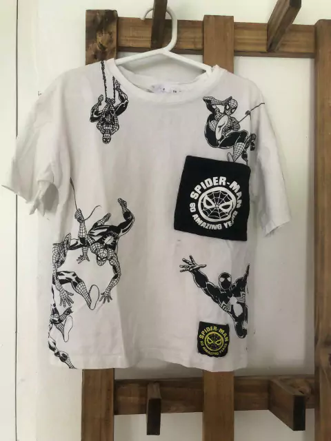 Outlet- Remera MC blanca con Spiderman y bolsillo. Tiene estampa en la espalda. ZARA. 6 años.