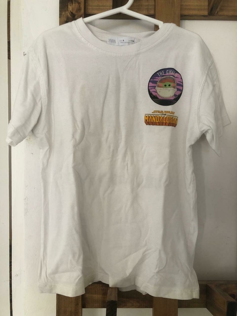 Remera MC blanca con estampado Star Wars. ZARA. Talle 6 años. Manchita.