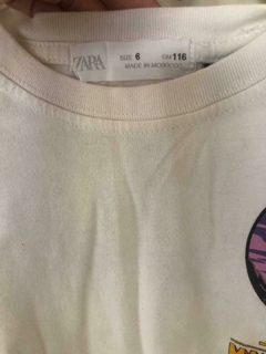 Remera MC blanca con estampado Star Wars. ZARA. Talle 6 años. Manchita. en internet