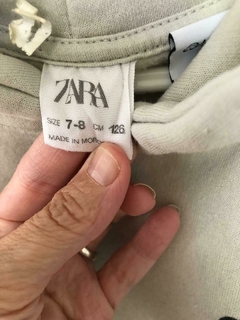 Buzo con capucha y bolsillo. Among Us. Con estampa en espalda. ZARA. 7/8 años. - comprar online