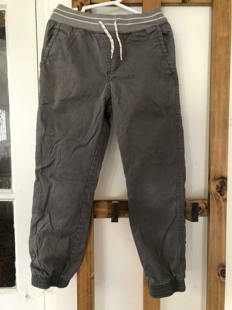 Pantalón gris con elástico en cintura y puños. CAT & JACK. Talle 7 años.