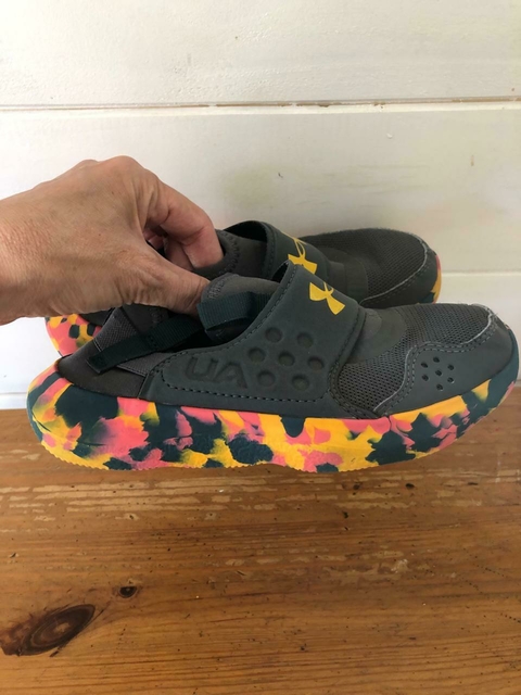 Zapatillas grises sin cordón. UNDER ARMOUR. Talle 30.5