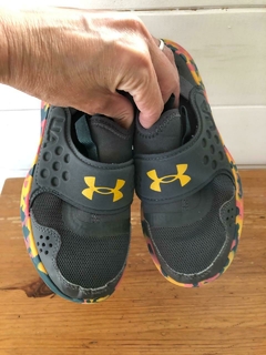 Zapatillas grises sin cordón. UNDER ARMOUR. Talle 30.5 - comprar online