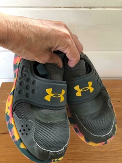 Zapatillas grises sin cordón. UNDER ARMOUR. Talle 30.5 - tienda online