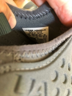 Zapatillas grises sin cordón. UNDER ARMOUR. Talle 30.5 - Lo Canto • Moda Circular