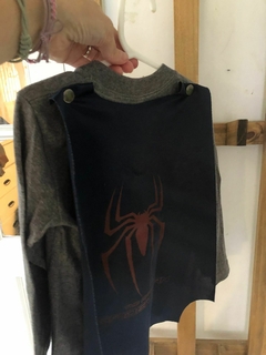 Remera ML gris Spiderman con capa atrás. Talle 2 años. - comprar online