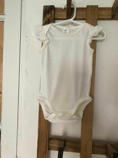 Body blanco MC con voladito en mangas. HYM. 9 meses. - Lo Canto • Moda Circular