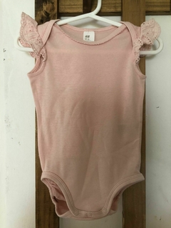 Body rosa viejo con voladitos en manguitas. HYM. 9 meses. - comprar online