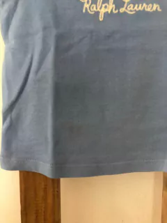 9M | Outlet- Remera MC celeste POLO. 9 meses. Manchita. en internet