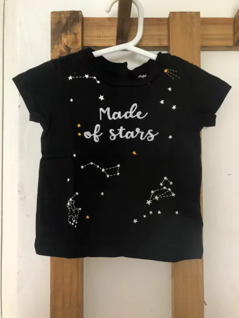 6M | Remera negra MC con inscripción bordada. "Made of Stars". POLO. 6 meses.