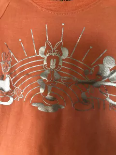 18M | Remera MC salmón con estampado plateado. DISNEY/GAP. 18 meses. en internet