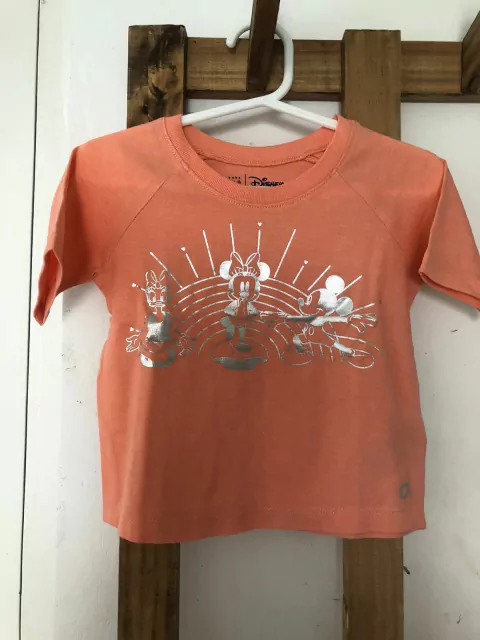 18M | Remera MC salmón con estampado plateado. DISNEY/GAP. 18 meses.