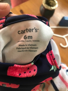 6M | Traje de baño azul con frutillas, cruzado atrás con moño. CARTERS. 6 meses. Como nuevo. - comprar online