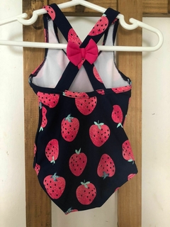 6M | Traje de baño azul con frutillas, cruzado atrás con moño. CARTERS. 6 meses. Como nuevo. en internet