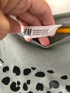 Remera verde MC con gatito con lentejuelas. HYM. 12 años. en internet