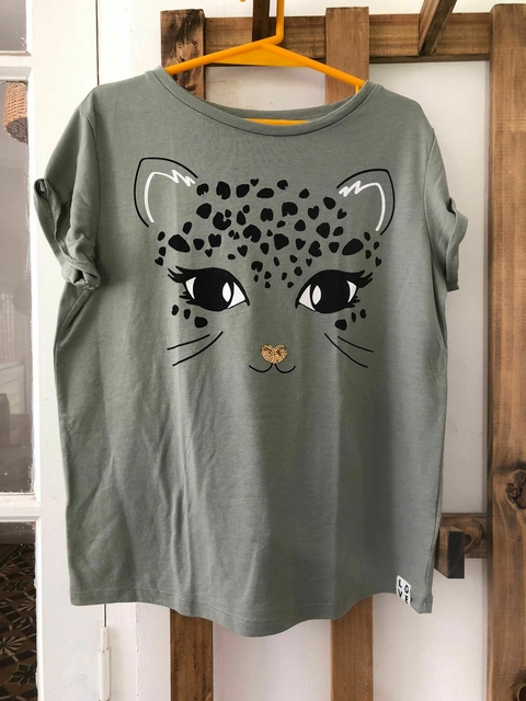 Remera verde MC con gatito con lentejuelas. HYM. 12 años.