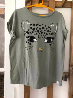 Remera verde MC con gatito con lentejuelas. HYM. 12 años. - Lo Canto • Moda Circular