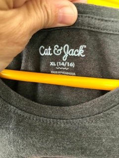 Remera gris MC con símbolo de la paz multicolor. CAT & JACK. 14 años. en internet