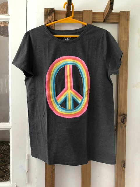 Remera gris MC con símbolo de la paz multicolor. CAT & JACK. 14 años.