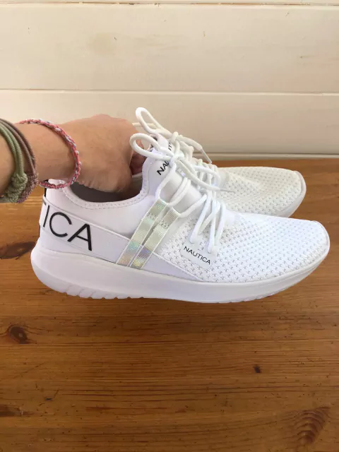 SIN USO- Zapatillas blancas. NÁUTICA. Talle 38. Ver etiqueta. Le faltan las plantillas.