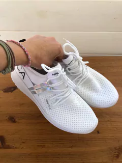 Imagen de SIN USO- Zapatillas blancas. NÁUTICA. Talle 38. Ver etiqueta. Le faltan las plantillas.