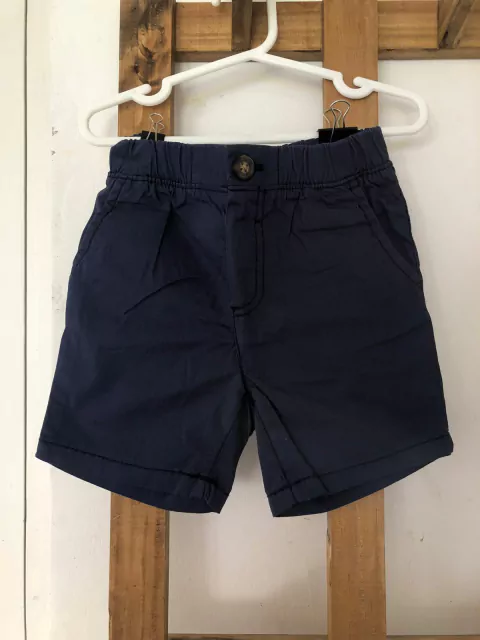 Short azul con elástico en la cintura. CARTERS. 24 meses.