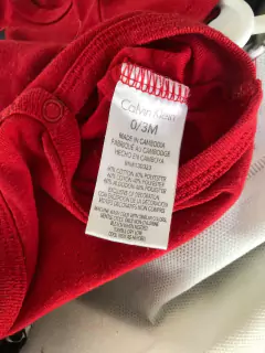 0/3M | SET- Dos bodys MC rojo y negro. CALVIN KLEIN. 0/3 meses. - comprar online